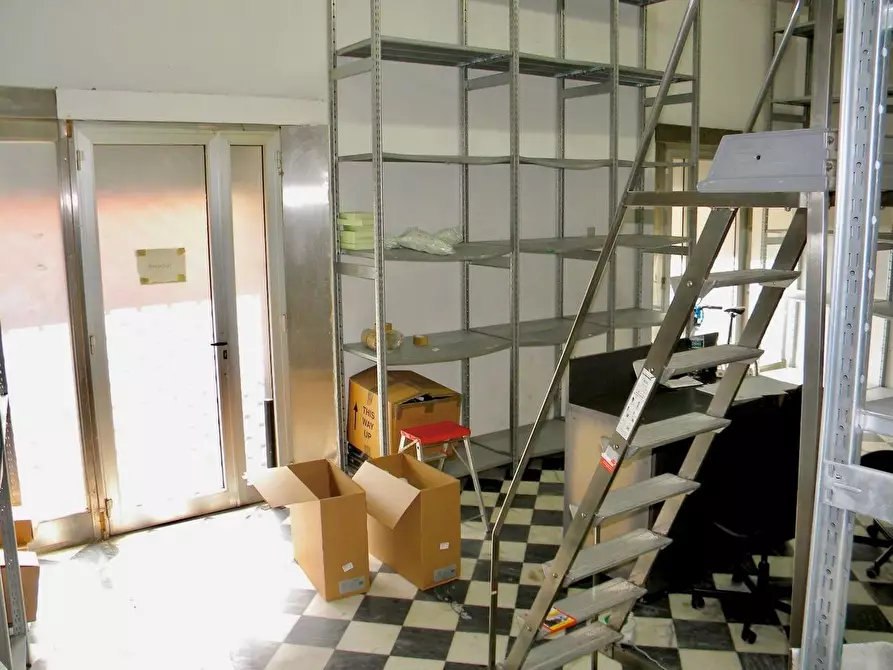 Immagine 2 di Locale commerciale in affitto  a Pisa