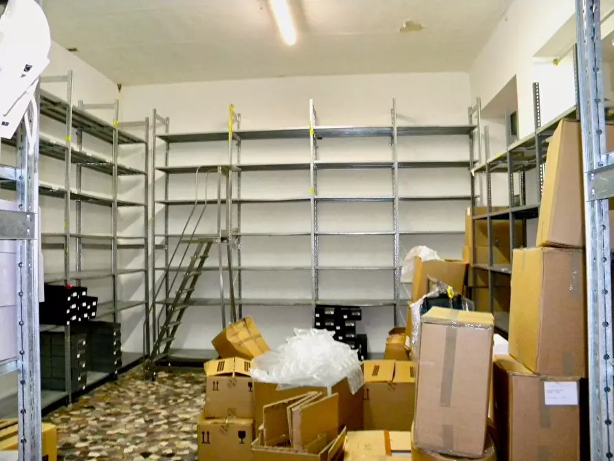 Immagine 9 di Locale commerciale in affitto  a Pisa