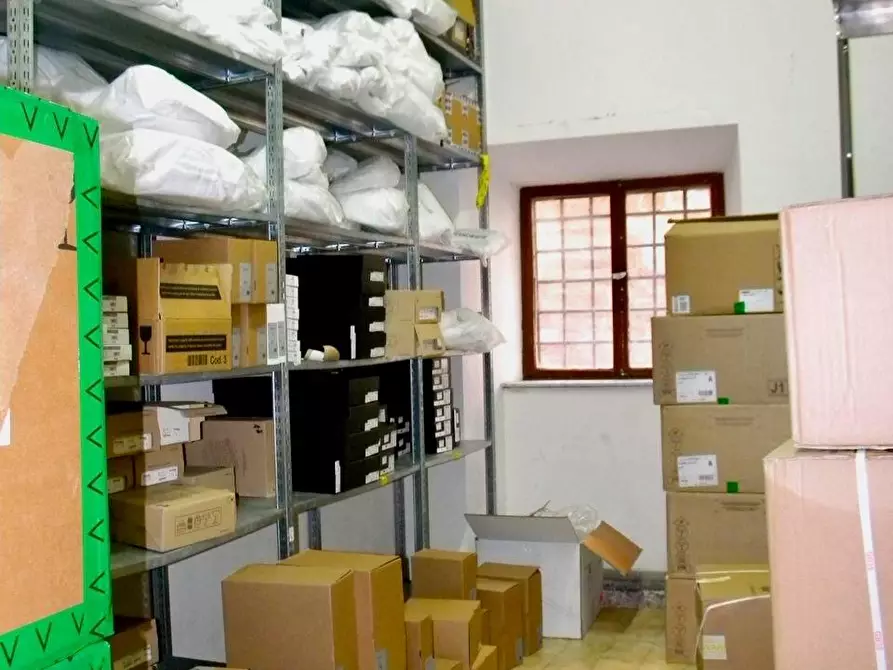 Immagine 8 di Locale commerciale in affitto  a Pisa