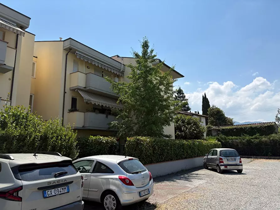Immagine 12 di Appartamento in vendita  a Lucca