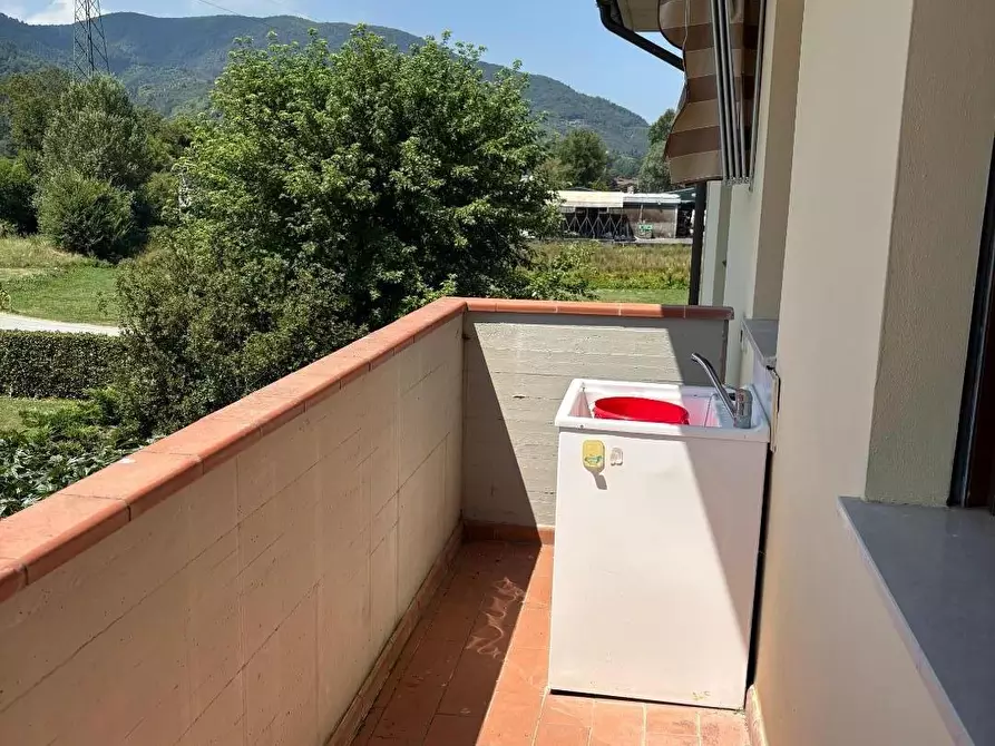 Immagine 10 di Appartamento in vendita  a Lucca