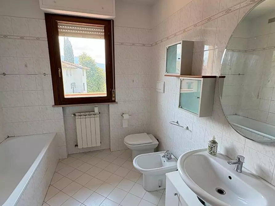 Immagine 11 di Appartamento in vendita  a Lucca