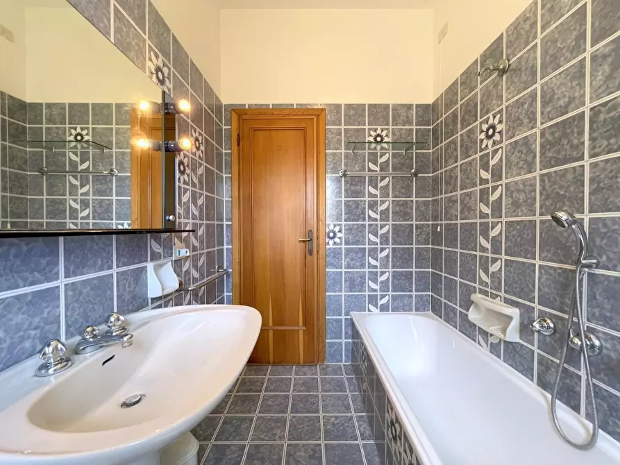 Immagine 47 di Villa in vendita  a Massarosa