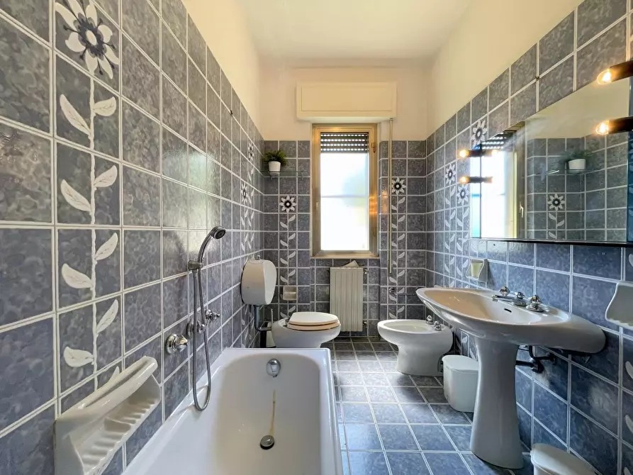 Immagine 45 di Villa in vendita  a Massarosa