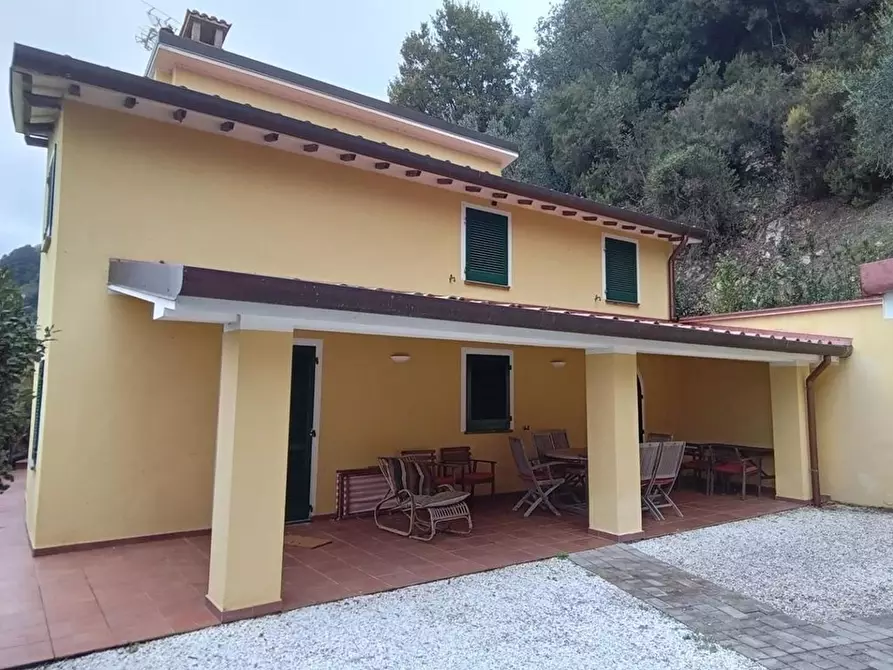 Immagine 2 di Villa in vendita  a Camaiore