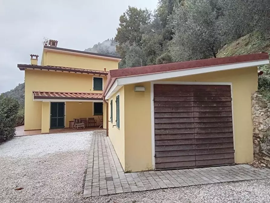 Immagine 6 di Villa in vendita  a Camaiore