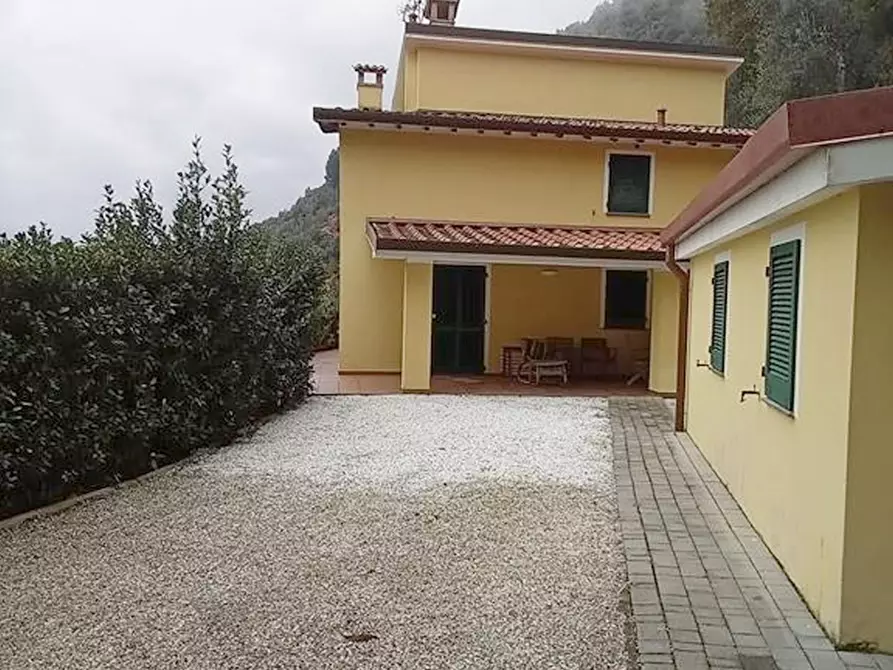 Immagine 8 di Villa in vendita  a Camaiore