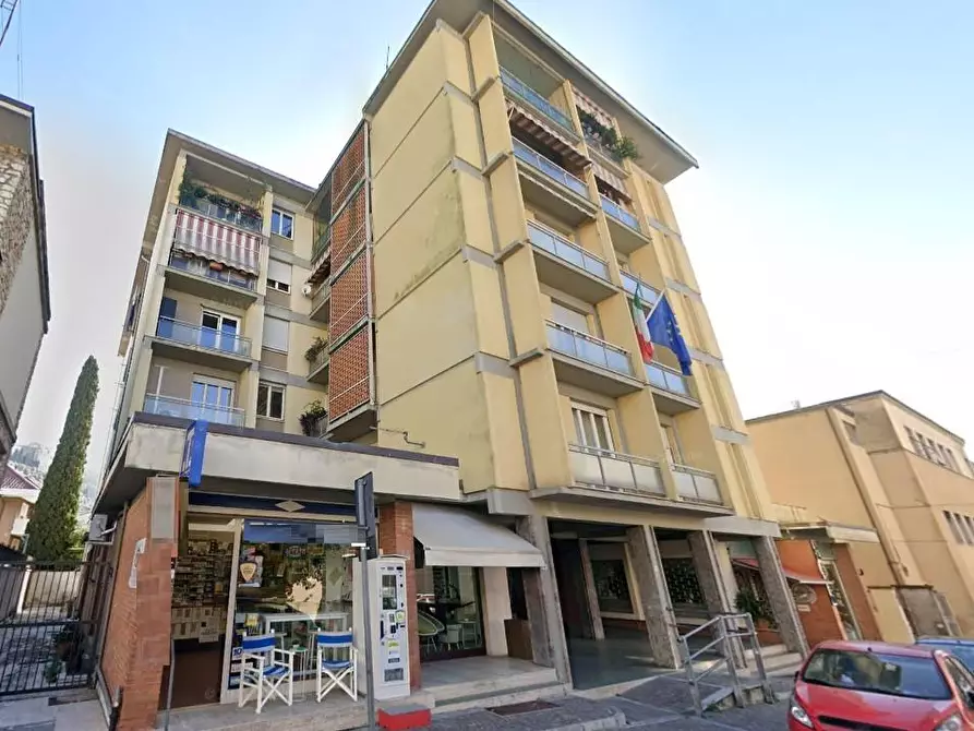 Immagine 1 di Locale commerciale in vendita  a Massa