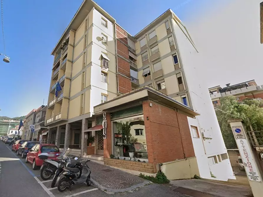 Immagine 2 di Locale commerciale in vendita  a Massa