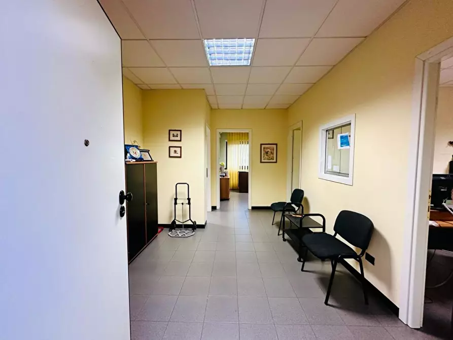 Immagine 4 di Ufficio in vendita  a Capannori