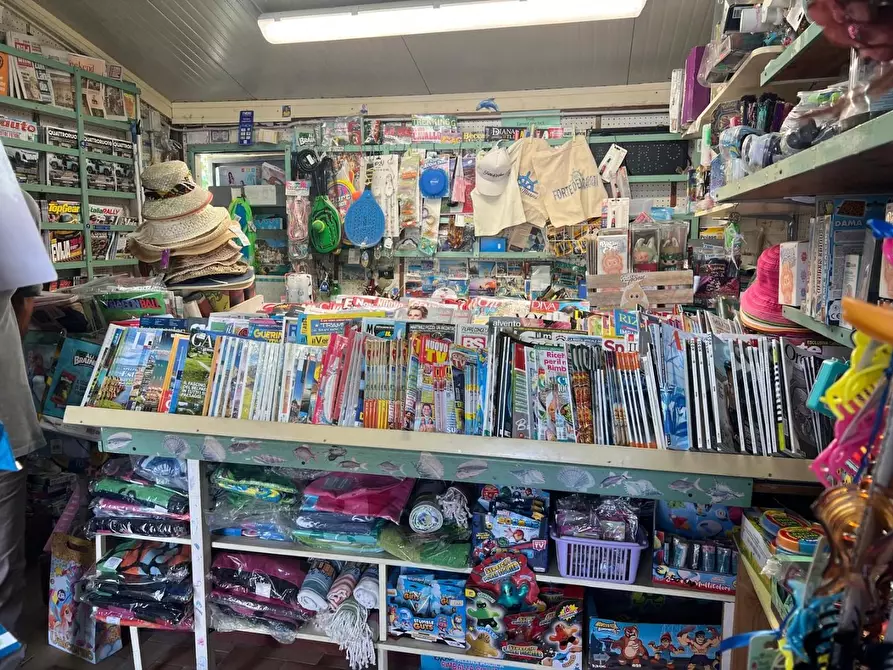 Immagine 2 di Attività commerciale in vendita  a Forte Dei Marmi