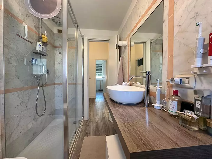 Immagine 11 di Appartamento in vendita  a Viareggio