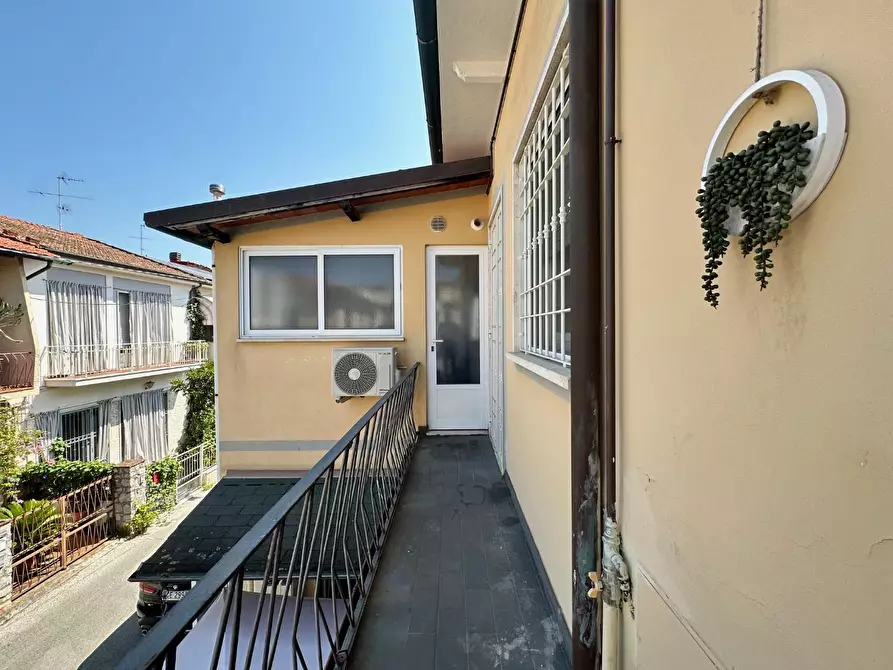 Immagine 5 di Appartamento in vendita  a Viareggio