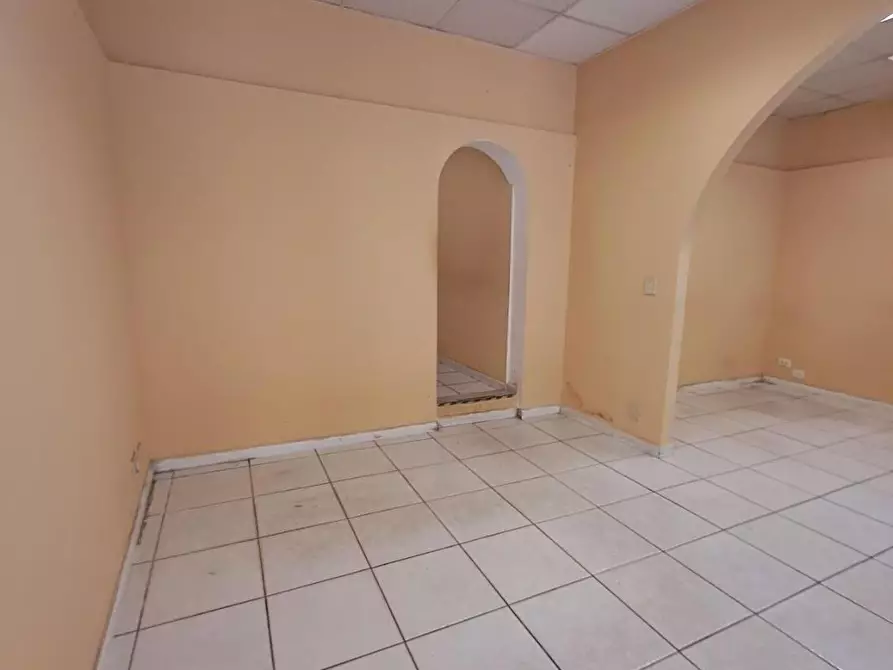 Immagine 12 di Locale commerciale in affitto  a Livorno