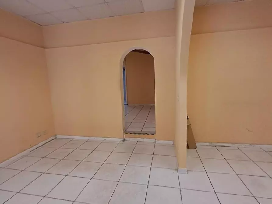 Immagine 13 di Locale commerciale in affitto  a Livorno