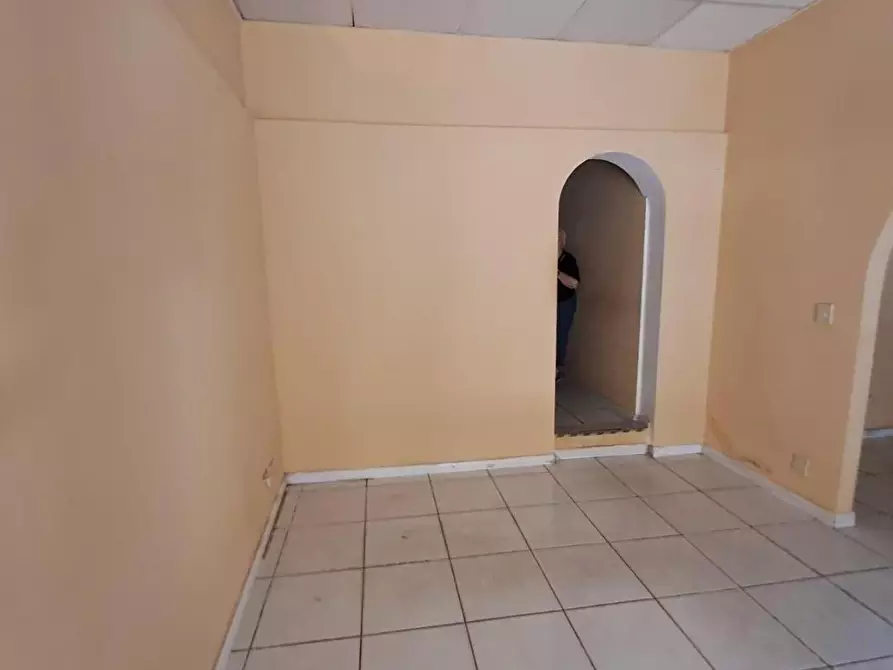 Immagine 2 di Locale commerciale in affitto  a Livorno