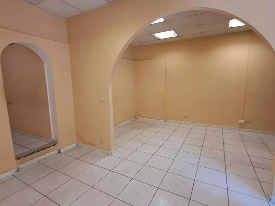 Immagine 11 di Locale commerciale in affitto  a Livorno