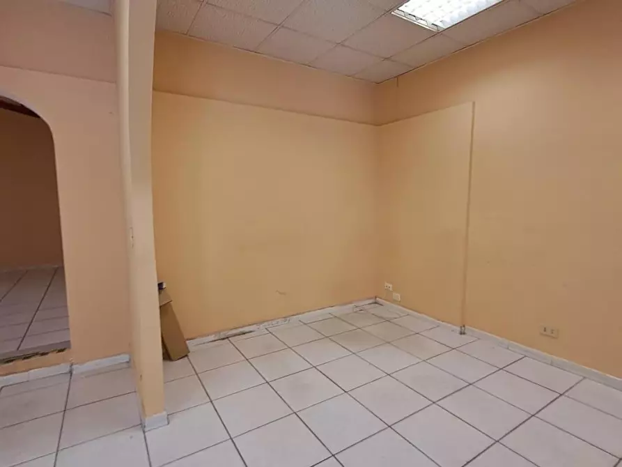 Immagine 14 di Locale commerciale in affitto  a Livorno