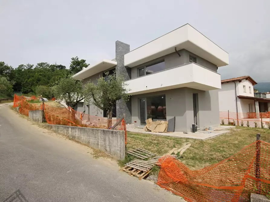 Immagine 11 di Villa in vendita  a Capannori