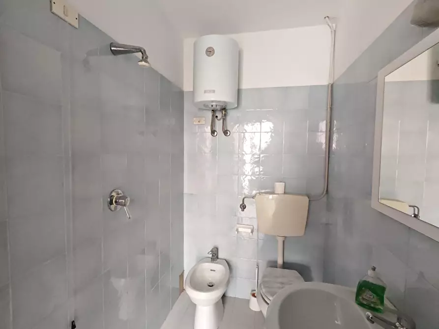 Immagine 20 di Locale commerciale in affitto  a Carrara