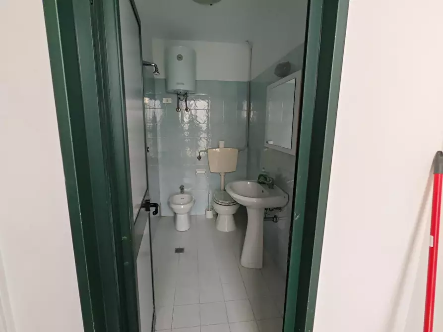 Immagine 17 di Locale commerciale in affitto  a Carrara