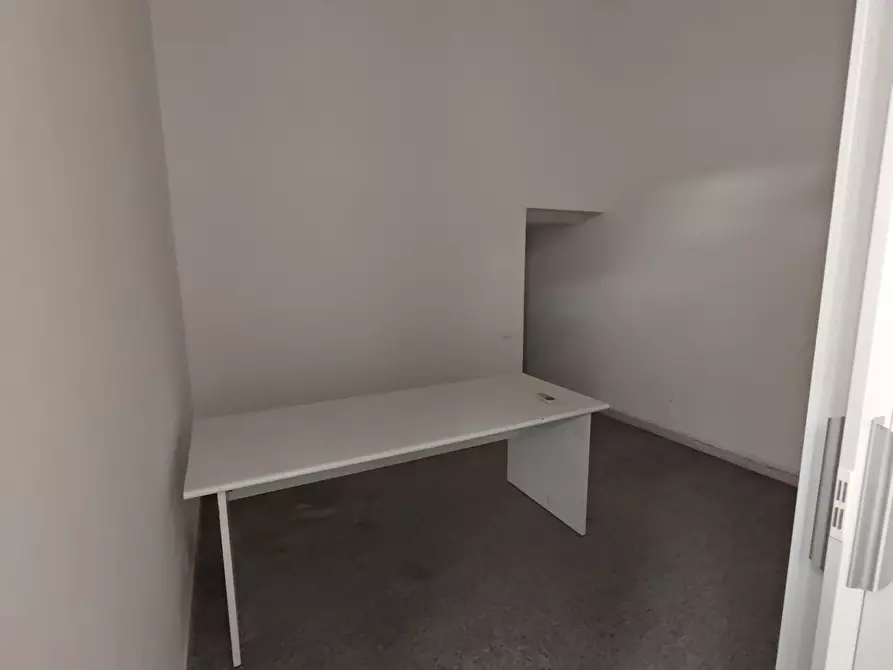 Immagine 2 di Locale commerciale in affitto  a Carrara