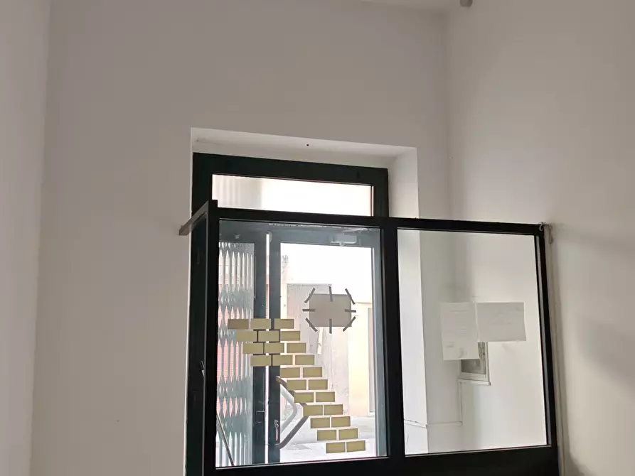 Immagine 12 di Locale commerciale in affitto  a Carrara