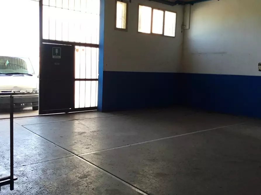 Immagine 2 di Locale commerciale in affitto  a San Giuliano Terme