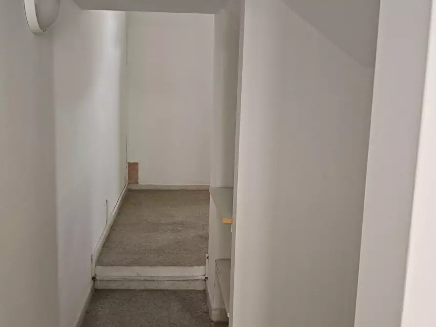 Immagine 13 di Locale commerciale in vendita  a Carrara