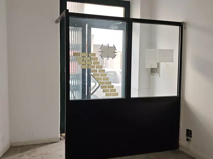 Immagine 7 di Locale commerciale in vendita  a Carrara