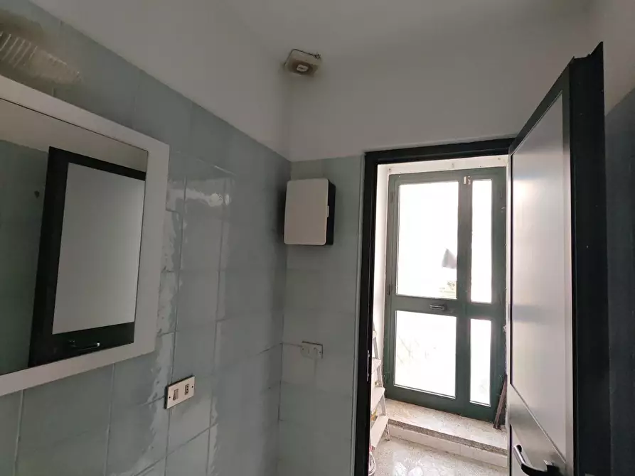 Immagine 8 di Locale commerciale in vendita  a Carrara