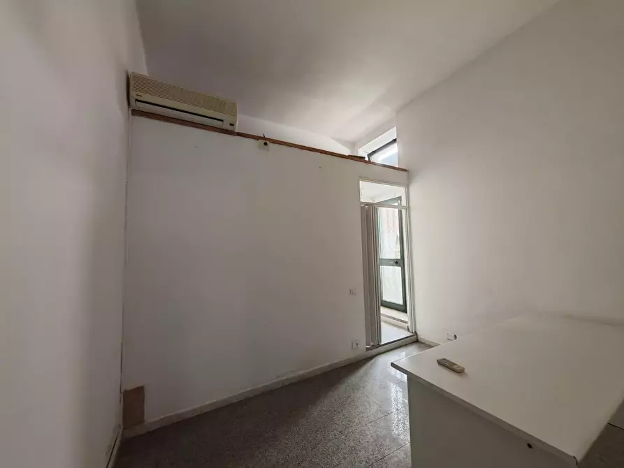 Immagine 10 di Locale commerciale in vendita  a Carrara