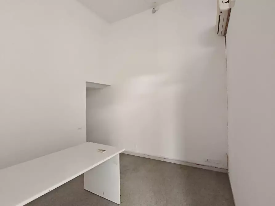 Immagine 1 di Locale commerciale in vendita  a Carrara