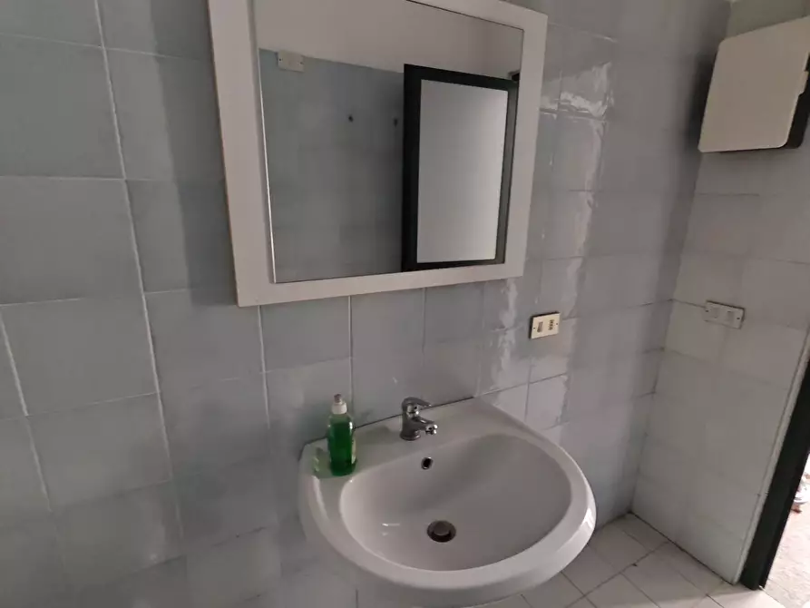 Immagine 19 di Locale commerciale in vendita  a Carrara