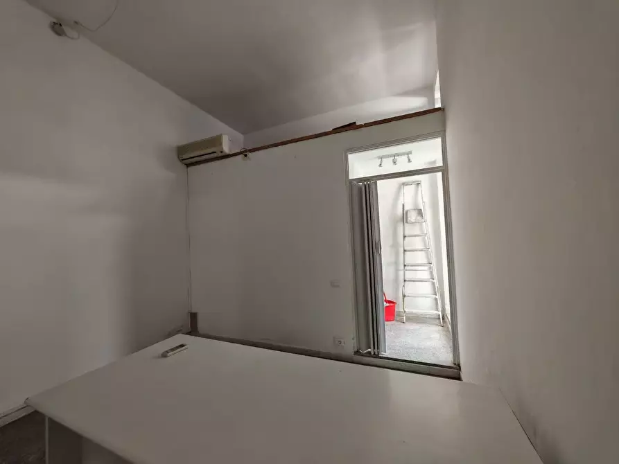 Immagine 9 di Locale commerciale in vendita  a Carrara