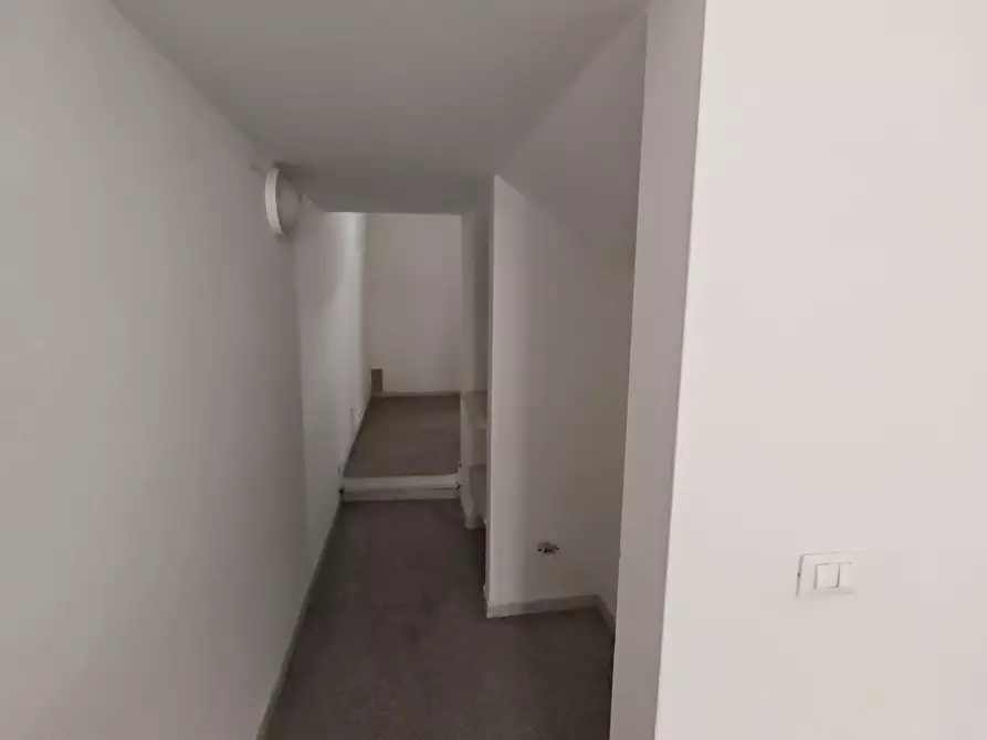 Immagine 14 di Locale commerciale in vendita  a Carrara