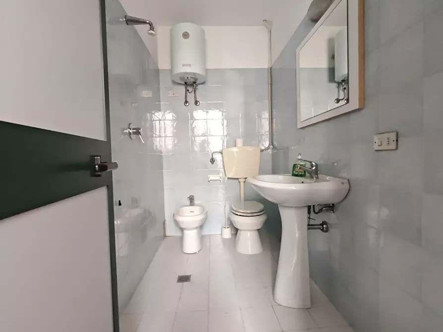 Immagine 18 di Locale commerciale in vendita  a Carrara