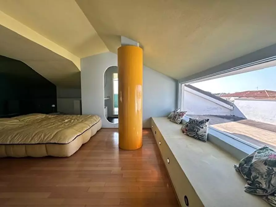 Immagine 38 di Mansarda in vendita  a Camaiore