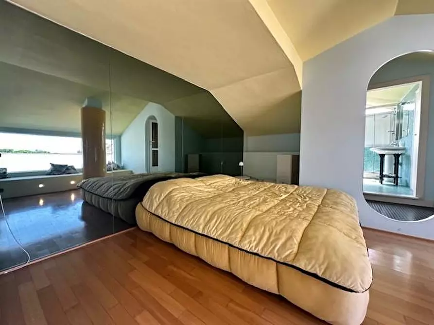 Immagine 24 di Mansarda in vendita  a Camaiore