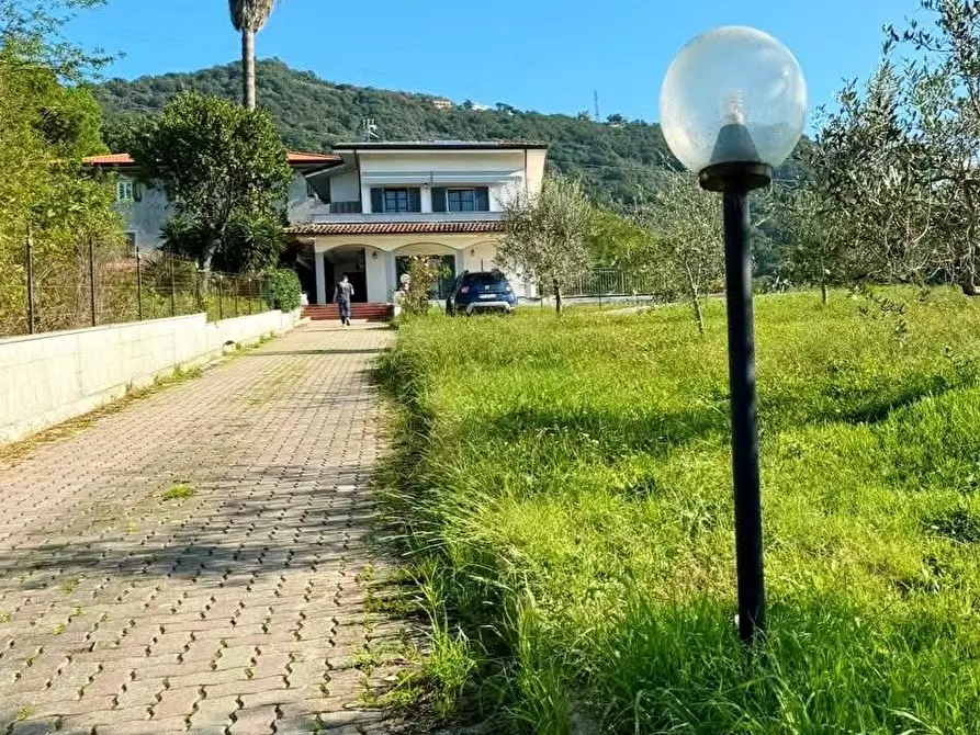 Immagine 3 di Villa in vendita  a Carrara