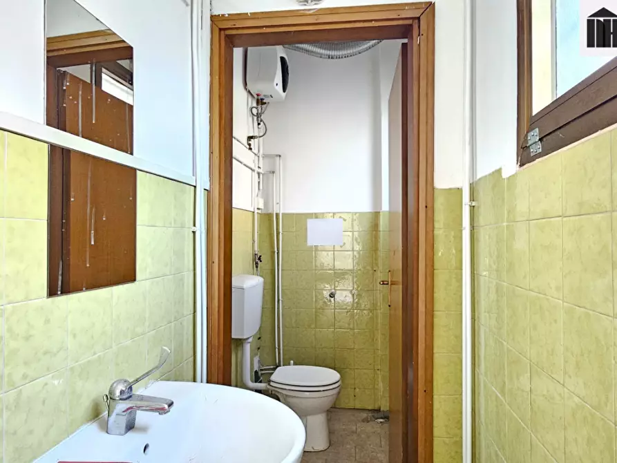 Immagine 16 di Locale commerciale in affitto  a Santa Croce Sull'arno