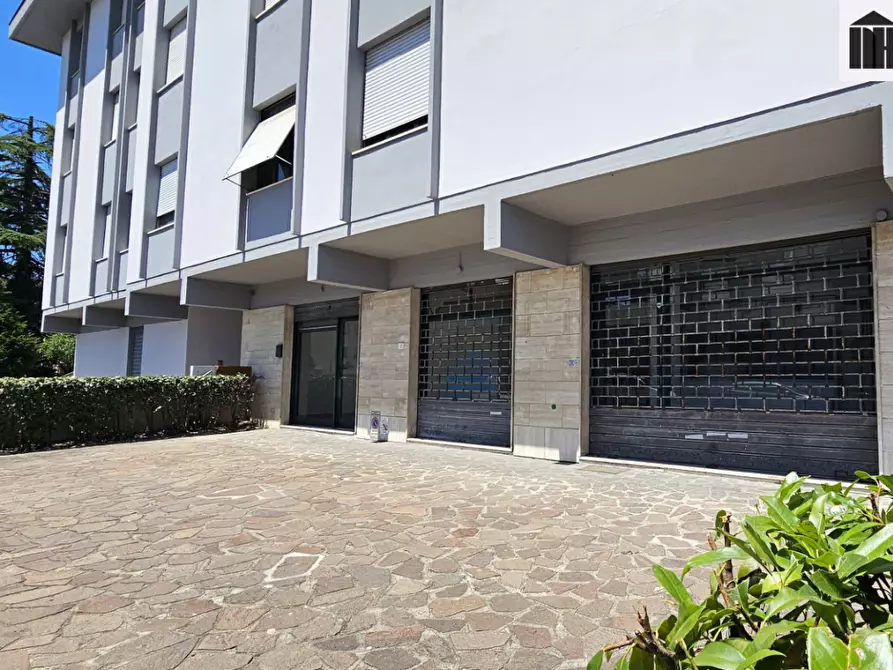 Immagine 1 di Locale commerciale in affitto  a Santa Croce Sull'arno