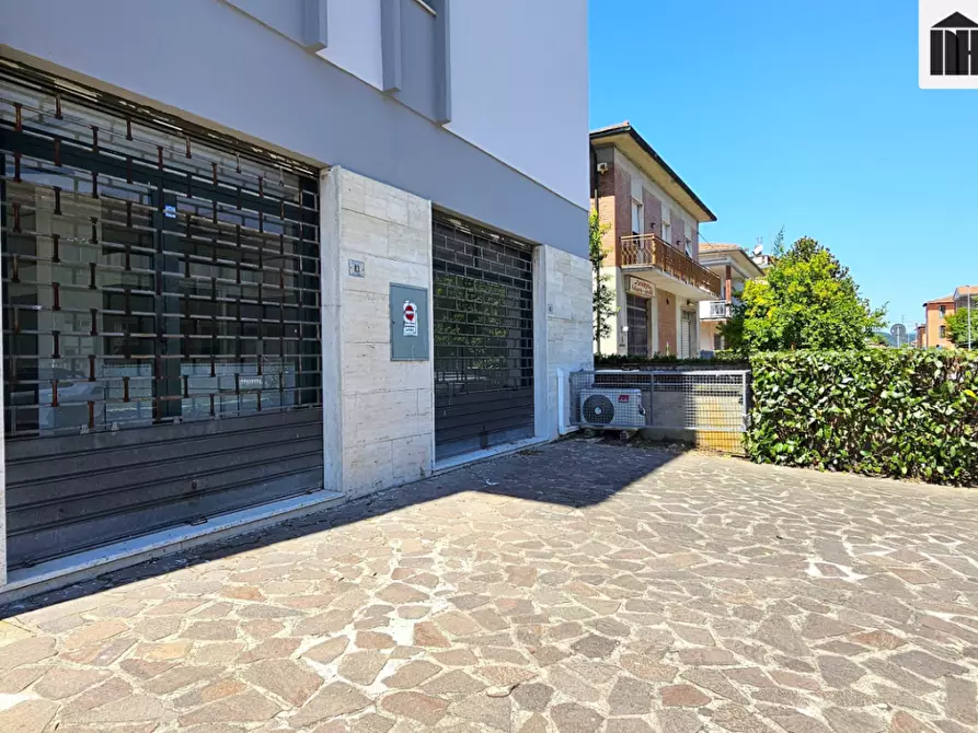 Immagine 17 di Locale commerciale in affitto  a Santa Croce Sull'arno