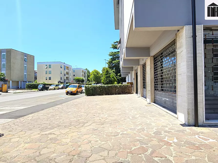 Immagine 2 di Locale commerciale in affitto  a Santa Croce Sull'arno