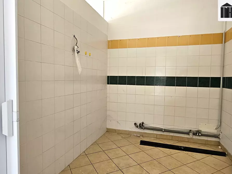 Immagine 13 di Locale commerciale in affitto  a Santa Croce Sull'arno