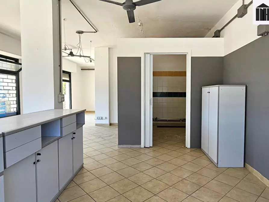 Immagine 11 di Locale commerciale in affitto  a Santa Croce Sull'arno