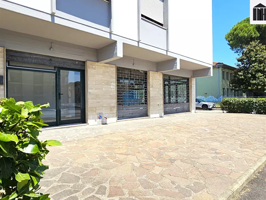 Immagine 20 di Locale commerciale in affitto  a Santa Croce Sull'arno