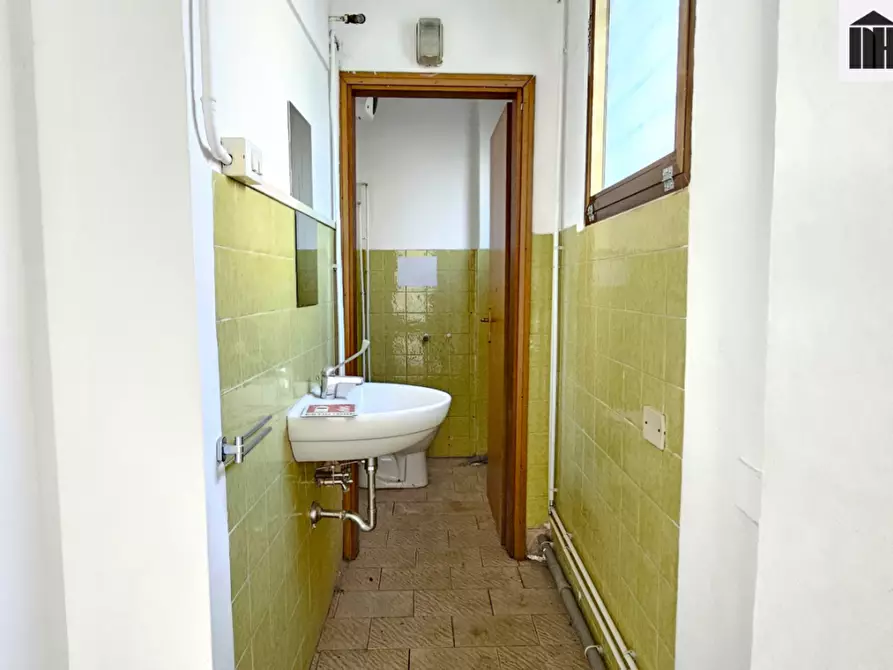 Immagine 15 di Locale commerciale in affitto  a Santa Croce Sull'arno