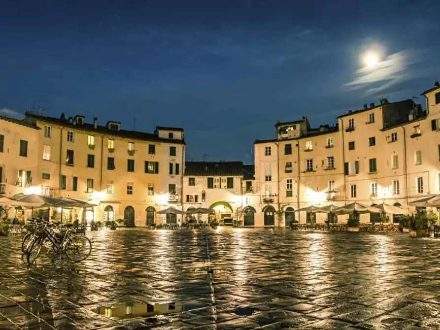 Immagine 21 di Appartamento in vendita  a Lucca