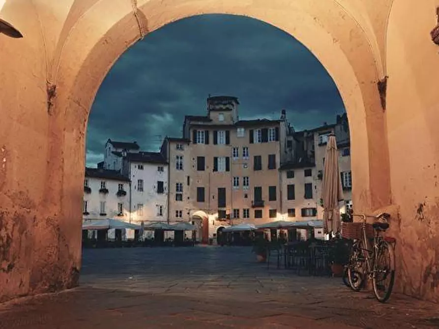 Immagine 20 di Appartamento in vendita  a Lucca